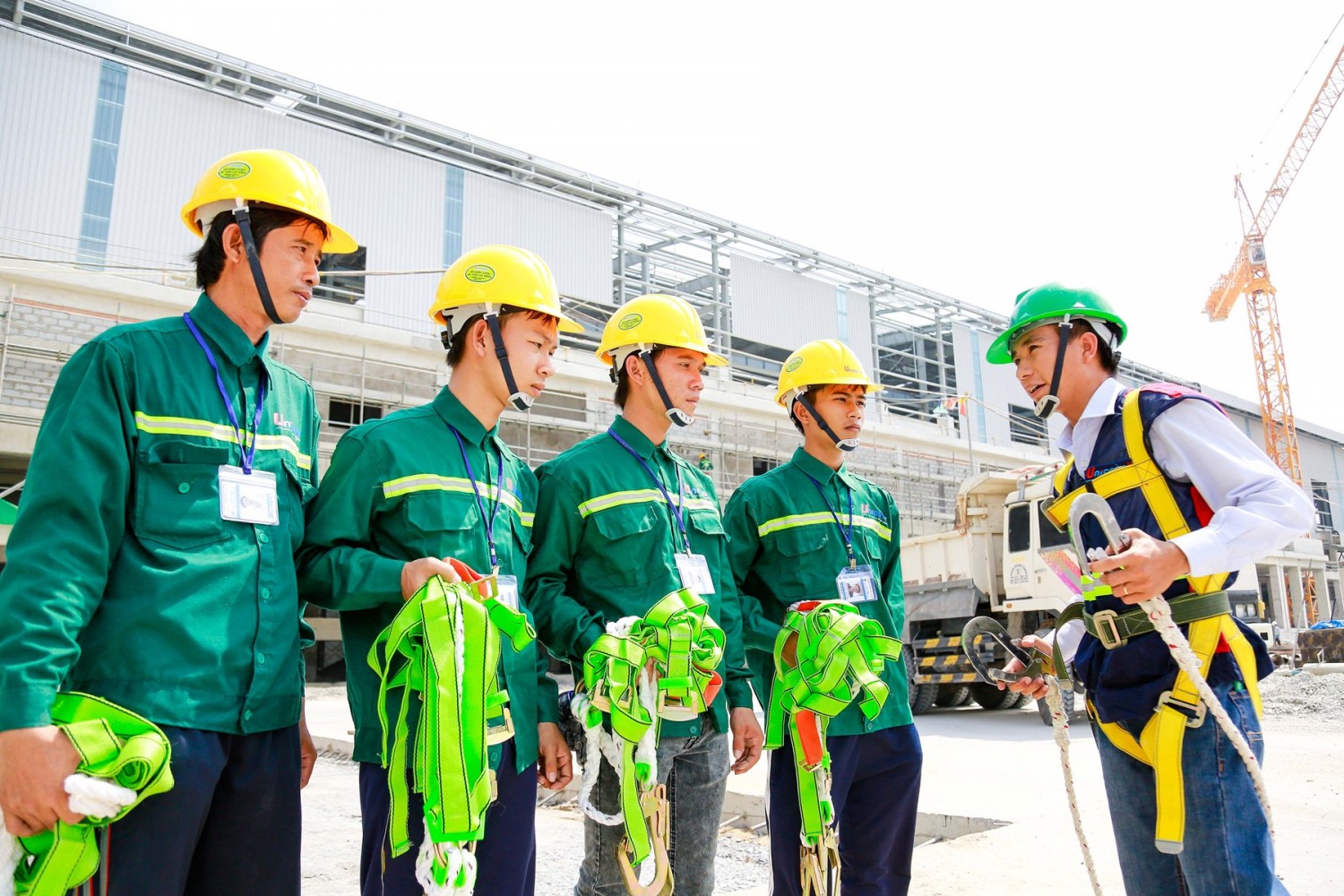 Những người lao động thầm lặng dưới lớp nón bảo hộ