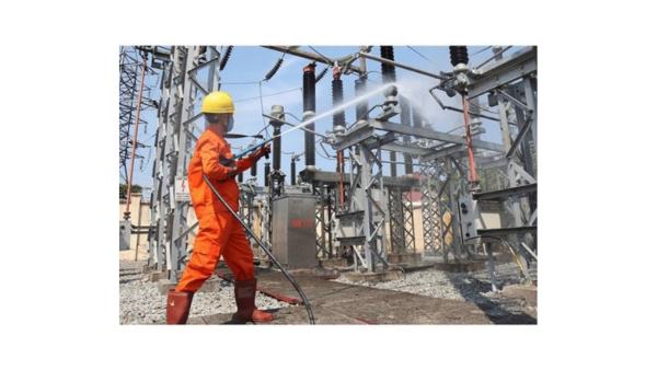 nhân viên điện lực mang ủng cách điện