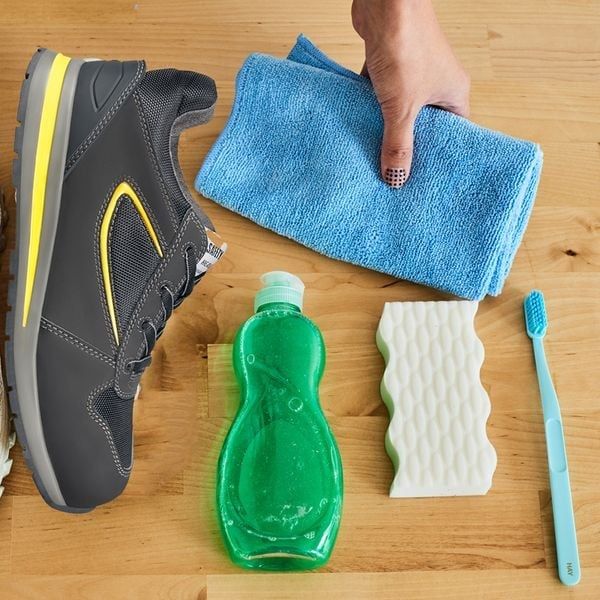 vệ sinh giày bảo hộ