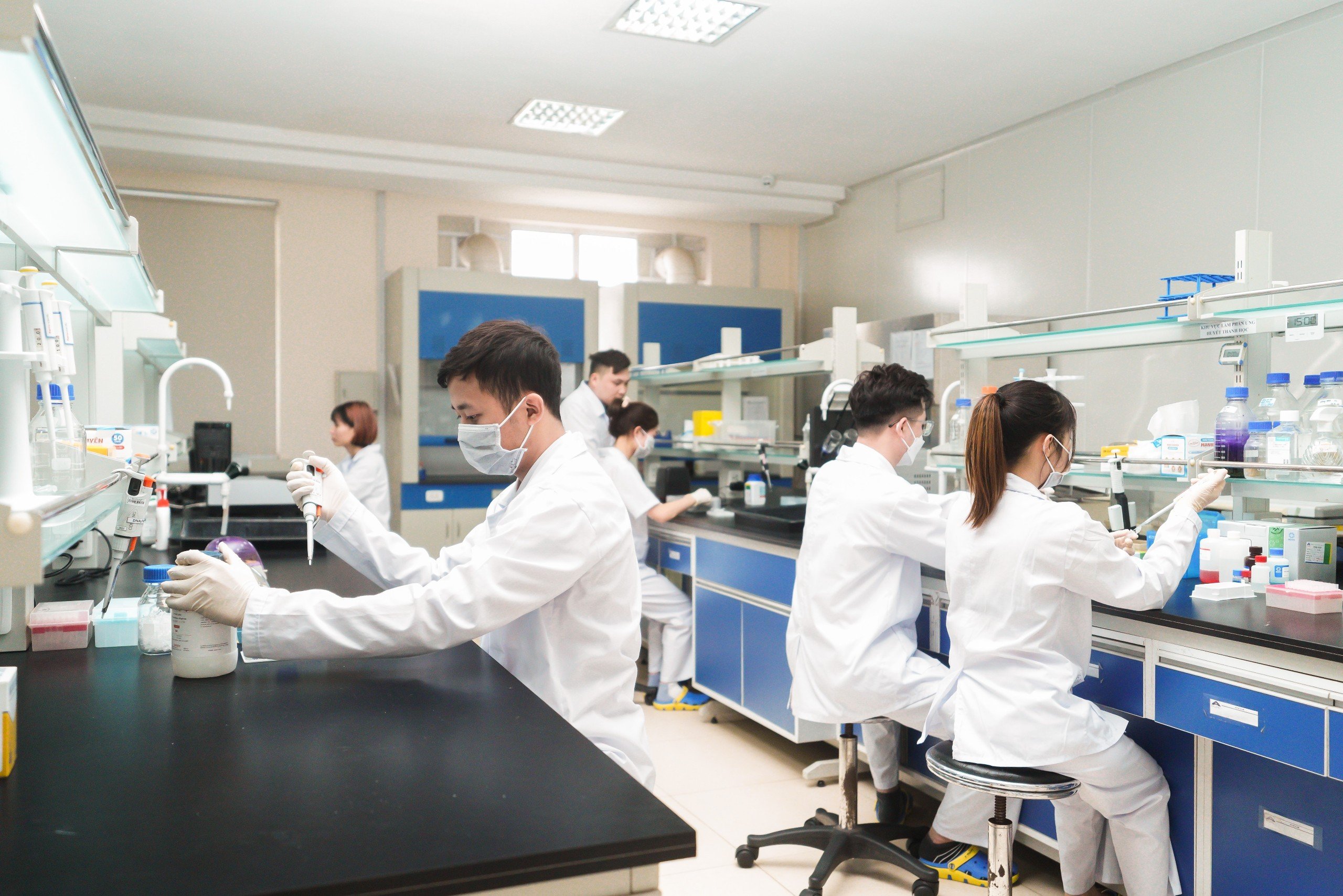 Áo Mưa & Tạp Dề: Bộ đôi bảo hộ chống nước mưa và hóa chất lỏng.