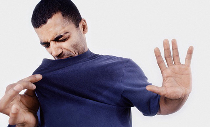 tạp dề - mùi hôi cơ thể