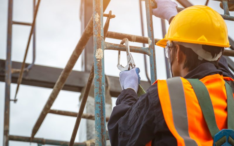 Dây an toàn toàn thân giúp giảm thiểu rủi ro cho công việc trên tháp cao