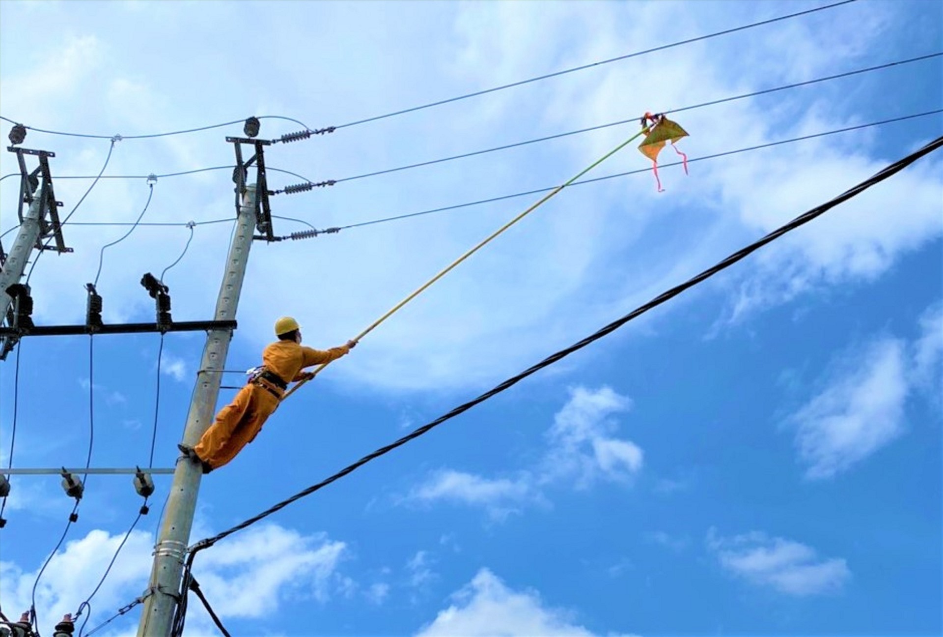 dây đai - leo trụ điện